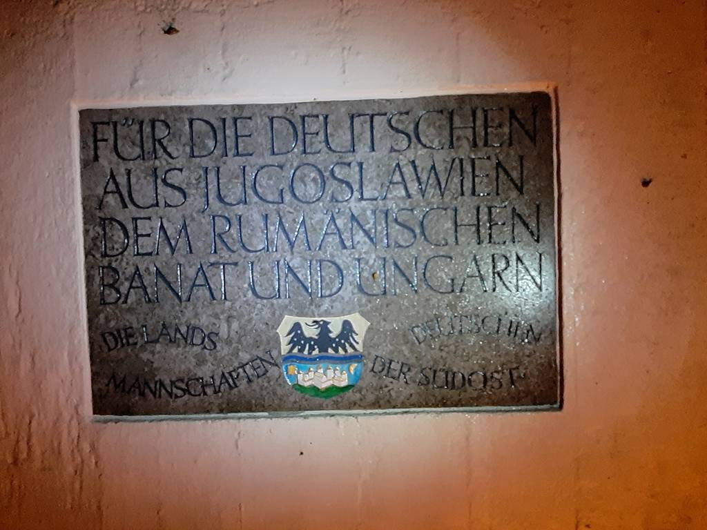 Gedenktafel der Donauschwaben am Vertriebenendenkmal im Parkfriedhof Untermenzing.