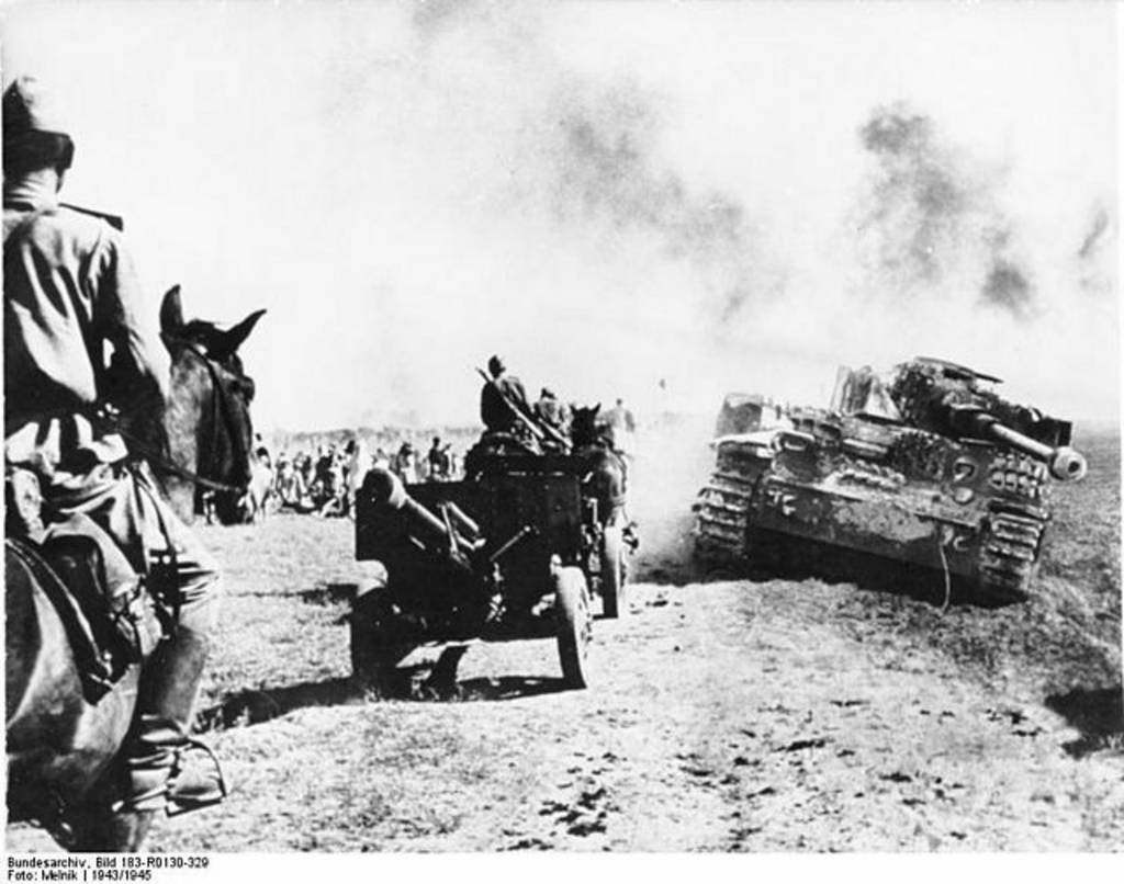 Vorbei an zerstörten Panzern der Hitler-Wehrmacht geht der Vormarsch der Roten Armee weiter