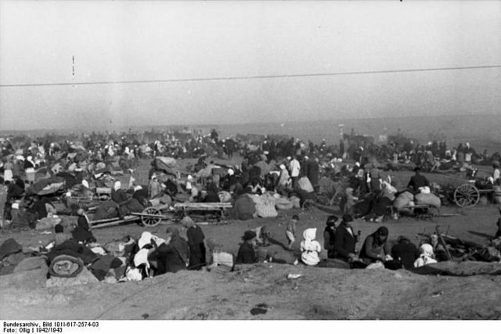 Rußland.- Flüchtlinge aus Stalingrad lagern auf freiem Feld;