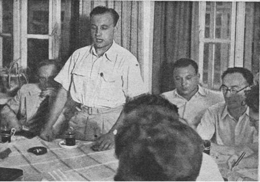 עברית: דוד פרנקפורטר מדבר במסיבת עיתונאים בתל אביב, עם עלייתו לארץ, 1945