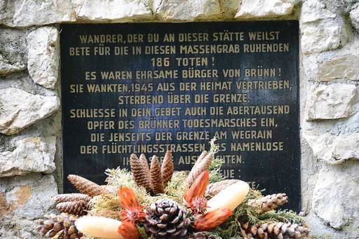 Massengrab für 186 Opfer des Brünner Todesmarsches im Jahr 1945 auf dem Ortsfriedhof von Drasenhofen in Niederösterreich