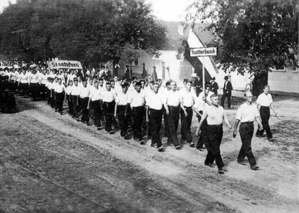 Parade des Schwäbisch-Deutschen Kulturbundes in Filipowa 1938.