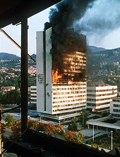 Das brennende Parlamentsgebäude, das von einer Granate getroffen wurde.