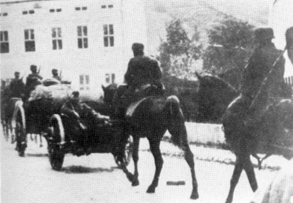 Deutsche Siedler verlassen die Stadt Užice 1941.