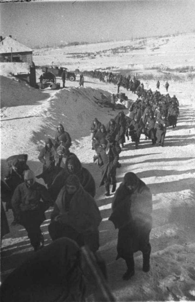Eine Kolonne deutscher Kriegsgefangener aus Stalingrad auf dem Marsch ins Gefangenenlager, Februar 1943.