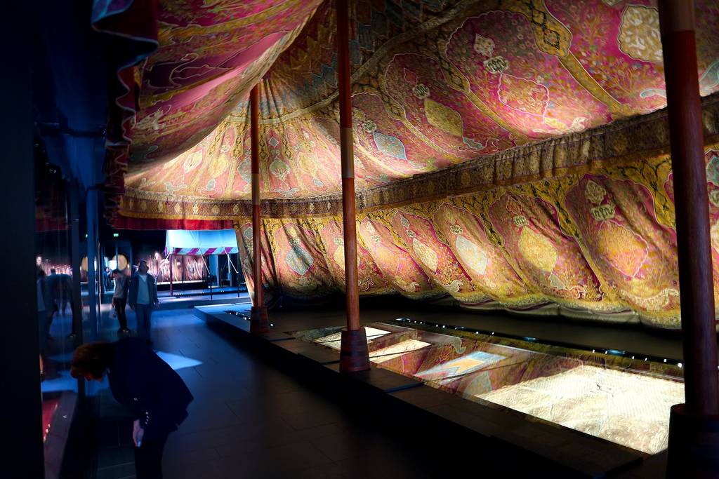 Ein zwanzig Meter langes Zelt aus Seide ist im Museum aufgebaut.