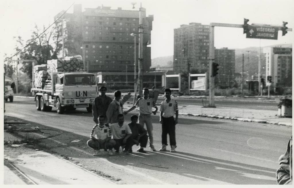 UN Soldaten posieren auf einer Straße in Sarajevo.