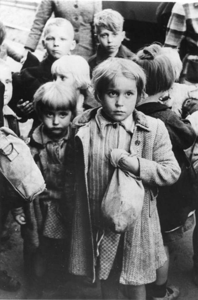 Flüchtlingskinder. Bild aus dem Bundesarchiv.