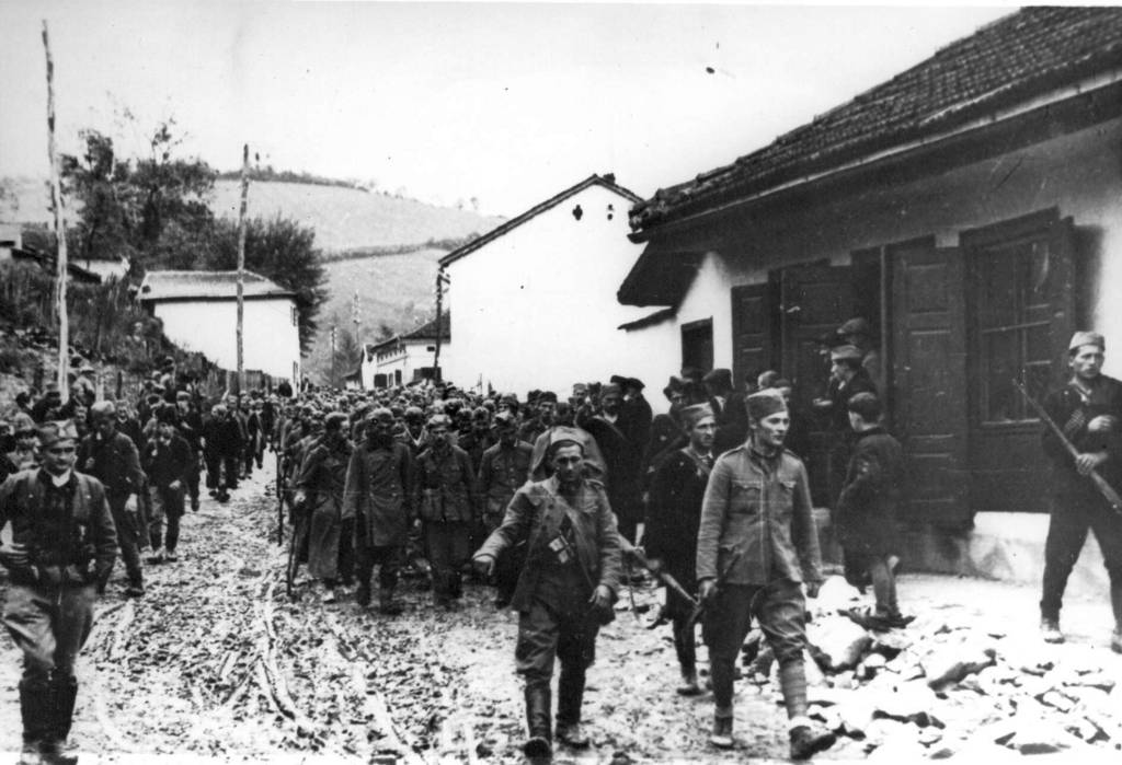 Deutsche Truppen werden in einer Kolonne abgeführt.