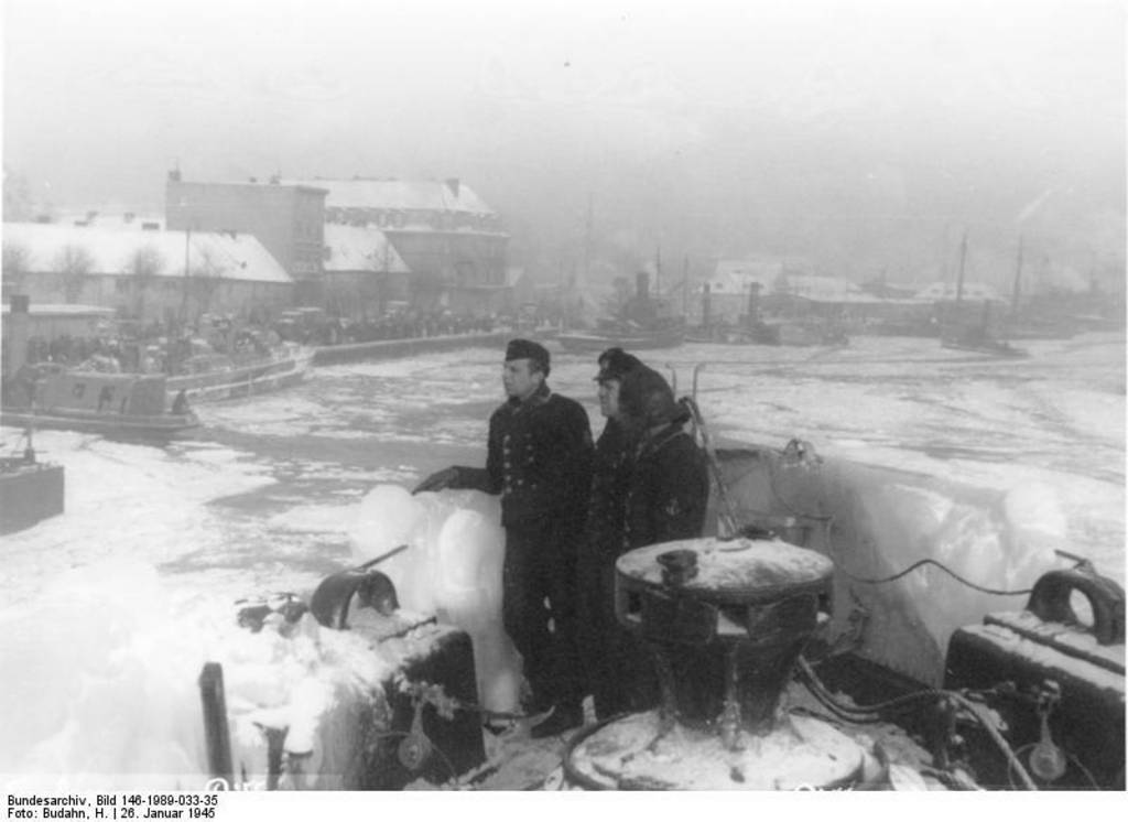 Flüchtlinge und Marinesoldaten im Hafen von Pillau am 26.1.1945