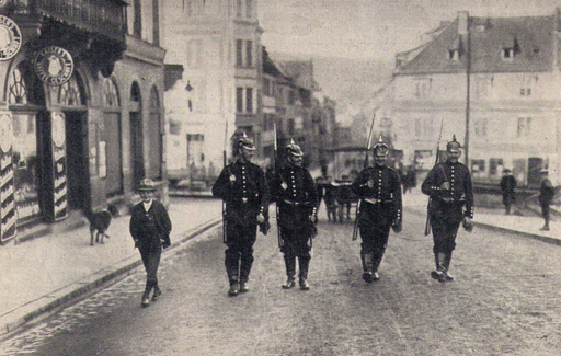 Militärpatrouille mit aufgepflanztem Seitengewehr in den Straßen von Zabern, Anfang Dezember 1913