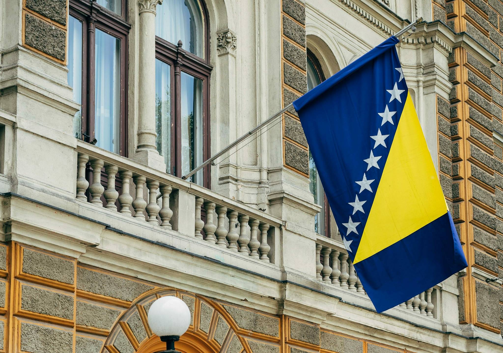 Bosnische Flagge an Häuserwand.