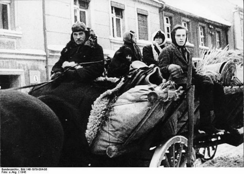 Flüchtlingtreck auf Pferdewagen in Ostpreußen 1945
