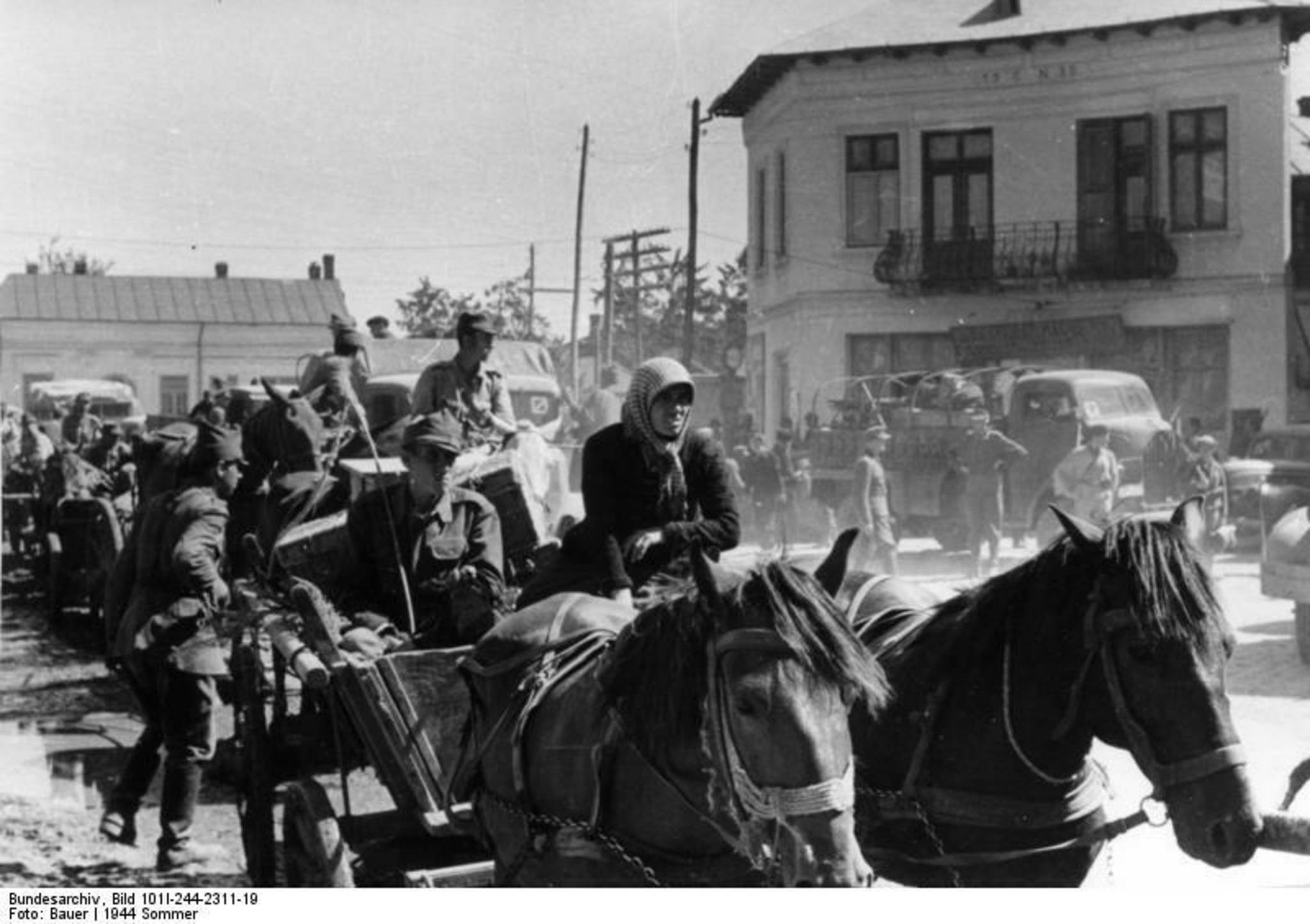 Deutsche Flüchtlinge auf einem Pferdewagen.